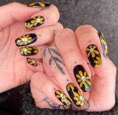 Gothic Flower Nails, Halloween Flower Nails, Skull Flower Nails, Spooky Spring Nails, Dark Flower Nails, Over The Garden Wall Nails, Black Nails With Flowers, Black Flower Nails, Fall Flower Nails