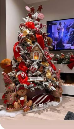 Christmas Tree Inspo, Gingerbread Christmas Tree, Christmas Tree Decorated, Christmas Dreaming, Gingerbread Christmas Decor, Christmas Tree Decorating Themes, Elegant Christmas Trees, Creative Christmas Trees, Christmas Themes Decorations