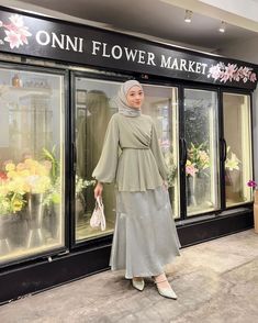 Hijab Outfit Party, Style Kondangan Hijab, Formal Date Night Outfit, Bridesmaid Dresses Hijab, Hijabi Wedding, Kebaya Modern Dress, Bride Dress Simple, Skirt Satin