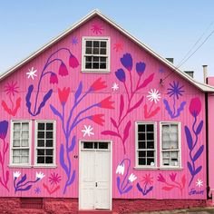 Vintage Mural Art, Pink Garden Wall, Side Of House Mural, Sharpie Wall Mural, Colorful Shed Exterior, Diy Flower Wall Painting, Painted On Wallpaper, Wall Murals For Home, Mural On Siding