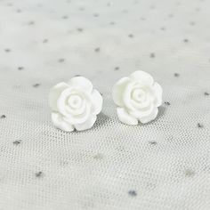 White Rose Flower Stud Earring Set! These beauties are designed with lightweight 12mm white matte rose flower resin cabochons. ~ Earrings are made with surgical steel earring posts; great for sensitive ears! > Perfect for Bridesmaids! ♥ Each set comes in a beautiful floral canvas hand-tied bag; perfect for gift giving! > MATERIALS: * Rose flowers measure 12mm wide x 5mm tall * Hypoallergenic/stainless steel earrings posts; available in silver or gold tone (your choice)  * Hypoallergenic clear ru White Rose Flower, Bridesmaid Gifts Earrings, Lightning Bolt Earrings, Surgical Steel Earrings, Shabby Chic Wedding, Flower Earrings Studs, Stud Earrings Set, Flower Studs, Rose Earrings