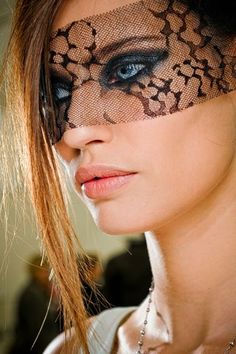 mascaras Bride Makeup Eyes, Black Lace Mask, Bianca Balti, Mask Makeup, Lace Mask, Winter Makeup, Colored Eyeliner, Chanel Couture, Chanel Haute Couture