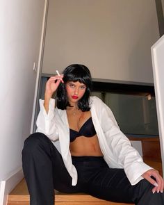 #miawallace #pulp #fiction #halloween #costume Disfraz Mia Wallace, Halloween Girl Costumes, Mia Wallace Halloween Costume, Pulp Fiction Halloween, Pulp Fiction Costume, Halloween Costumes For Brunettes, Black Dress Halloween Costume