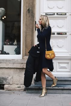 Golden Shoes Outfit, Black Heels Aesthetic, Gold Black Dress, Dress Streetwear, 2022 Outfits, Golden Shoes, Heels Aesthetic