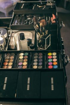 Makeup Artist Set Up, Make Up Artist Studio, Organization Art Supplies, Artist Organization, Makeup Artist Aesthetic, Makeup Artist Working, Makeup Cases, Make Up Studio