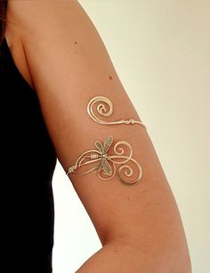 Upper Arm Bracelets Gold, Arm Cuffs Aesthetic, Silver Accessories For Prom, Day Festival Outfit Summer, Wedding Assesories, Jewelled Dress, Arm Band Jewelry, Elven Fashion, Arm Cuff Jewelry