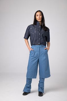 Essenz der Saison in unserer Cropped Jeansjacke: Unsere neueste Ergänzung ist eine kurze, geknöpfte Jeansjacke, die jetzt in einem reinen Jeanston erhältlich ist, der dem Stoff eine subtile Tiefe verleiht. Diese Jacke hat klassische Schultern und kurze Ärmel und bietet eine perfekte Balance zwischen Raffinesse und entspannter Attraktivität. *INDIVIDUALISIERUNG* Wenn du nicht die perfekte Größe findest?! Wenn Sie eine individuelle Größe oder Länge des Produkts benötigen, schreiben Sie uns bitte, Jacket For Dress, Street Style Pants, Designed Pants, Pants Street Style, Denim Jacket Short, Cropped Denim Pants, Balloon Pants, Pants Baggy, Pants Denim