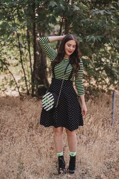 Beetlejuice Outfit Female, Cute Halloween Outfits For Women Casual, Vintage Halloween Outfits, Beetle Juice Inspired Outfit, Beetlejuice Outfit Ideas, Beetlejuice Inspired Outfit, Halloween Aesthetic Outfits, Spooky Season Outfits, Beetlejuice Outfits