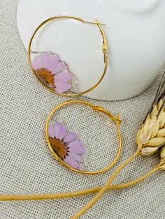 Hoop wires earring we real flower and resin. Cheap Resin Hoop Earrings, Bohemian Flower Hoop Earrings, Bohemian Flower-shaped Hoop Earrings, Bohemian Flower Hoop Earrings With Ear Wire, Hoop Earrings With Flower Charm As Gift, Gift Hoop Earrings With Flower Charm, Flower Hoop Earrings, Resin Accessories, Resin Jewellery