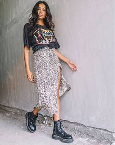 Oversized Tshirt Outfit, Rok Midi, Dr Martens Outfit, Retro Beauty, Skirt Denim, Skirt Mini, Black Women Fashion, Mode Inspo, 가을 패션