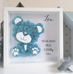 Cadre vitrine ours avec des fleurs en papier personnalisé avec le prénom et les statistiques de naissance Paper Flower Frame, Baby Shadow Box, Birthday Baby Girl, Baby Shower Favours, Baby Birth Stats, Cricut Baby, Projets Cricut, Cadeau Baby Shower