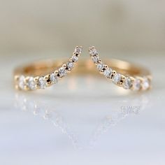 ⍟⍟ WELCOME TO YOUR FAVOURITE STORE FOR MOISSANITE JEWELRY ⍟⍟ Visit Our Store: https://www.etsy.com/in-en/shop/GlimpseStone ✦ The ring shown in the picture is size 6 US. 0.25 CT Round Moissanite Curved Wedding Band, 14K/18K Yellow Gold Curved Stacking Wedding Band, V Shape Wedding Band, Unique Eternity Band, Diamond Band, Valentine Gift Ring -------------------------------------- ❖❖ 𝐃𝐞𝐬𝐜𝐫𝐢𝐩𝐭𝐢𝐨𝐧 𝐨𝐟 𝐑𝐢𝐧𝐠 ❖❖ ✦ 𝐒𝐭𝐨𝐧𝐞 𝐃𝐞𝐭𝐚𝐢𝐥 ✦ ✧ Shape: 0.25 CT Round Cut ✧ No. of Stone: 16 ✧ Orion Star, Minimal Wedding Band, Gem Breakfast, Open Wedding Band, Stacked Wedding Bands, Gold Armband, Solid Gold Band, Chevron Ring, Curved Wedding Band