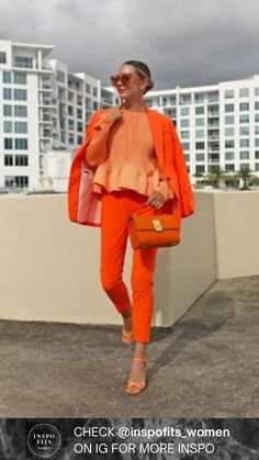 Whit this outfit you will look alwas amazing and well-dressed. The color combo is so bright and stunning. The coise of the accessories is well done too. Visit our instagram @inspofits_women for daily new inspirig posts! Orange Suit, Blair Eadie, Colour Combinations Fashion, J Crew Style, Neon Fashion, Fashion Sites, Summer Suits