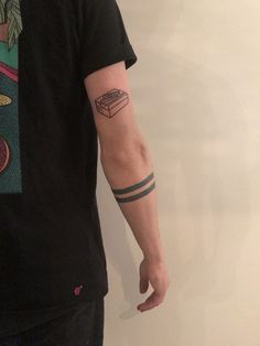 A tatuagem de músicaperfeita para quem não consegue viver sem sua trilha sonoraMúsica faz parte da cultura humana hséculose essa paixão evoluiu para uma variedade de caminhos desde entãoe muitas pessoas gostam de eternizar a música em uma tatuagem. Two Line Arm Band Tattoo, Simple Arm Band Tattoo Designs For Men, Men Arm Line Tattoo, Bands Around Arm Tattoo, Black Stripe Tattoo Arm, Mens Band Tattoo Forearm, Tattoo Band Forearm, 2 Bands Tattoo, Black Band Arm Tattoo