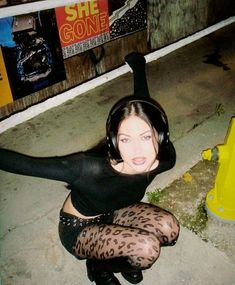 Edgy 2000s Fashion, 90s Girly Grunge, Alt Baddie Outfits, Dj Outfit Female, Emo Poses, Female Rockstar Outfit, 2000s Alternative Fashion, Brat Core, Emo Photography