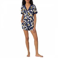 The pyjama top is finished with a notch collar button front short sleeves and a high-low hemThe boxer pyjama shorts finished with an elastic waist and hand pockets.Colour: NavyComposition: 95% VISCOSE 5% SPAN Nightwear, High & Low, Pajama Set