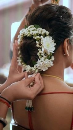 Instagram Gajra Hairstyles Buns, Floral Bun Hairstyle, Floral Hair Bun, Bun With Flowers, Bridal Bun Hairstyles, Floral Hairstyles, Bun Hairdo, Flowers Hairstyle, Floral Bun