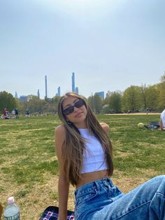 Central Park Picture Ideas, Nyc Travel Outfit, Spring Trees, Nyc Photoshoot