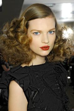 Sleek-to-Softened Swirls  hair at Bottega Veneta was both supremely elegant with a smooth crown and romantically soft with brushed-out curls. Brushed Out Curls, Runway Hair, Big Curls, Voluminous Curls, Slicked Back Hair, Winter Hairstyles, Red Lipstick, Macedonia, Big Hair