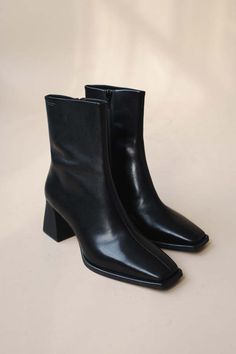 Healed Leather Boots, Black Boots Small Heel, Vagabond Hedda Boots, Black Boots Flat, Vagabond Hedda, Black Heels Boots, Black Square Toe Boots, Square Toed Boots, Mid High Boots