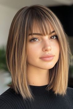 Polished perfection! This sleek straight lob with blunt bangs offers a modern and chic vibe, combining smooth lines with a bold, edgy fringe. Perfect for a sophisticated and confident look. Lob With Fringe, Fringe Bob Haircut, Cute Shoulder Length Haircuts, Straight Lob, Collarbone Length Hair, Fringe Hair, Fine Straight Hair, Corte Bob