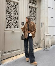 Casual Dinner Outfit Summer, Uggs Tasman, Winter Vacation Outfits, Amsterdam Outfit, Dinner Outfit Fall, Cozy Oversized Sweaters, Cold Fashion, Nyc Outfits