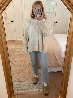 Rainy Day Hat Hairstyles, Knotted Sweater Outfit, Book Worm Outfit Style, Fall Outfits Shopping, Baggy Jeans And Sweater Outfit, Put Together Mom Outfits, Cold Cute Outfits, Cute Fall And Winter Outfits, Denim And Pink Outfit