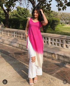 Kurtis For Birthday, Short Kurti Poses, College Wear Kurtis, Indian Short Kurti, Beautiful Kurti, Indian Dress Up, Girly Pics, Kurtis Design