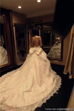 the back of a wedding dress in front of a mirror