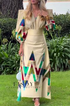 Fisdy - Elegante vestido con estampado geométrico y cuello en V para un look casual contemporáneo Pleated Crop Top, Style Anglais, England Style, Dress Sleeve Styles, Fabric Prints, England Fashion, Lantern Sleeve, Printed Dress, Women Set