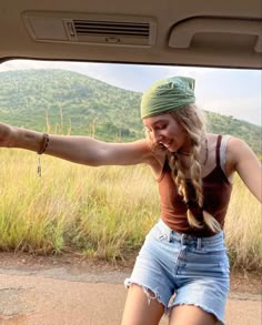 Cute Crunchy Outfits, Easy Granola Outfits, Hammocking Outfit, Cold Summer Outfit Aesthetic, Cute Summer Outfits Granola, Granola Outfit Inspiration, Earthy Hiking Outfit, Fall Granola Girl Fits, Gronala Girl Outfit Aesthetic