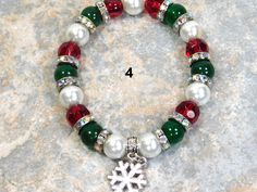 Holiday Beaded Stretch Bracelet, Holiday Stretch Bracelet With Beads, Diy Christmas Bracelets, Christmas Beaded Bracelets, Christmas Bracelet Ideas, Christmas Jewelry Ideas, Beaded Decorations, Xmas Beads, Bracelets Christmas