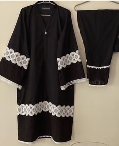 Stiched Kurti Design Pakistani, Black Kurta Designs Women Pakistani, Salwar Lace Designs, Black Dress Indian Simple, Black Suit With Lace Design, Pakistani Dresses Neck Design, Kamiz Design With Lace, Simple Black Suit Design, Simple Shalwar Kameez Designs For Women