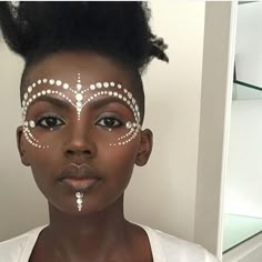 HOW TO PERFECT: FESTIVAL FASHIONS 1 - Women of Edm African Face Paint, African Makeup, Fantasy Make-up, White Face Paint, Face Jewelry, Festival Face, Carnival Makeup, Festival Makeup, White Face