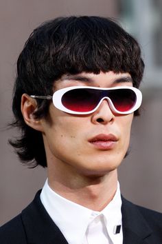 See detail photos for Kenzo Spring 2018 Menswear collection. Kenzo Sunglasses, 2023 Sunglasses, Sport Glasses, Eccentric Style, Menswear Accessories, Stylish Glasses, Menswear Fashion Show, Futuristic Fashion