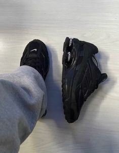 Cool Black Shoes, Nike Shoes Black, 90s Hip Hop Fashion, Black Nike Shoes, Shoes Outfit Fashion