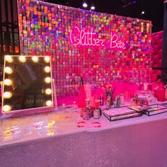 A veces, menos es + ! ⚡️🤩 Nos adaptamos a todo tipo de espacios,necesidades o gustosssss, eso sí, el #brillibrilli no puede faltar ✨ #glitter #glitterbar #glittercorner #event #boda #bodas #bodas2025 #bodas2024 #glitterbarladiosa #festival #eventplanner #eventorganizer #eventocorporativo #eventos Glitter Station Wedding, Stand Glitter, Glitter Bar Party, Glitter Station, Glow Bar, Glitter Bar Ideas, Glitter Bar, Rapunzel Wedding