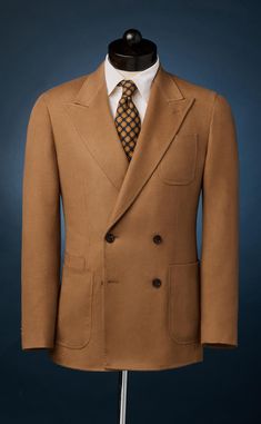 A luxurious addition to your wardrobe for Fall, this sumptuous sport coat features a camel wool & cashmere blend with an unbelievably soft and silky texture that evokes sartorial sophistication. Oxford, Emerald