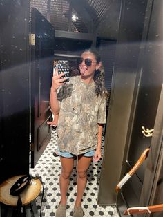 Trendy Camo Outfits, Camo Inspo Outfits, Outfits With Camo Shorts, Camo Tshirt Outfit Women, Camo Fits Aesthetic, Camo T Shirt Outfit, Camo Shirt Outfit Aesthetic, Camo Long Sleeve Shirt Outfit, Cut Neckline Tshirt Outfits