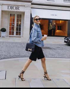 Bermuda Shorts Outfit Street Styles, Bermuda Shorts Outfit, Instagram Outfits, Denim Jackets, New Classic, Work Fashion, Fashion Pictures, Outfits Casuales, The Professional