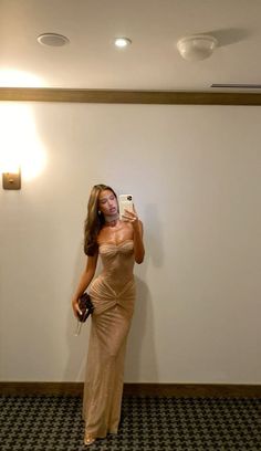 Long Formal Dress Aesthetic, Italian Dinner Aesthetic Outfit, Wedding Long Dress Guest, Mirror Palais Starlite Dress, 22 Birthday Ideas Outfit, Prom Dress Brown Hair, Creme Prom Dress, Fashion Show Guest Outfits, Elegant Poses For Women