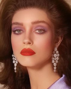 Maquiagem anos 80: tutoriais e 40 FOTOS para apostar nessa make 1980s Makeup And Hair, 80s Makeup Looks, 80’s Makeup, 1980s Makeup, Nikki Makeup, Editorial Make-up, Rosa Make-up, Look 80s, 70s Makeup