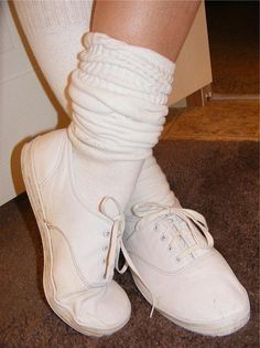 Keds Sneakers with slouch socks Leather Keds, Sup Girl, 80s Accessories, Look 80s, 80s Party Outfits, 80s Shoes, White Keds, 80s Photos, Shoes And Socks