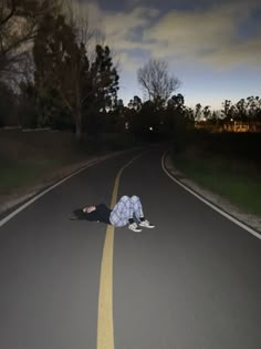 girl lying on the ground (she probably drank) kidding Recreat Photos Ideas, Miracore Vibe, Aesthetic Poses Instagram, Pics To Take, Poses For Outside, Outside Photo Ideas, Pictures To Take, Laying In The Street, Sena Core