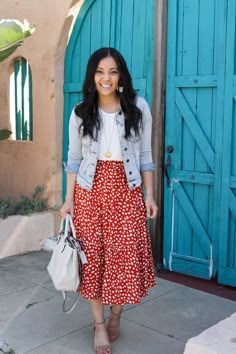 White Top With Denim Jacket, Skirt And White Top, Tops For Midi Skirts, Denim Jacket Skirt Outfit, Skirt With Denim Jacket, Structured Casual Style, Ruffle Midi Skirt Outfit, Red And White Skirt Outfit, Skirt And Top Casual