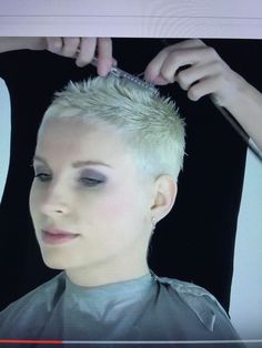 close short haircut women Super Short Pixie, Edgy Short Haircuts, Platinum Pixie, Short Spiky Haircuts, Super Short Haircuts, Funky Short Hair, Buzz Cuts, Edgy Haircuts, Really Short Hair