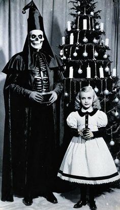 Aesthetic Christmas Photos, Gothic Vintage Aesthetic, Gothic Christmas Aesthetic, Black Christmas Decor, Classic Christmas Music, Nightmare Before Christmas Tree, Goth Christmas, Scary Christmas, Gothic Christmas