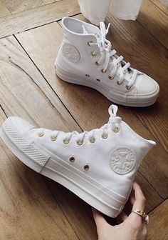 Converse Beige, Stile Blair Waldorf, Adrette Outfits, Thanksgiving Outfit Ideas, Fest Outfits, Black Kitten Heels