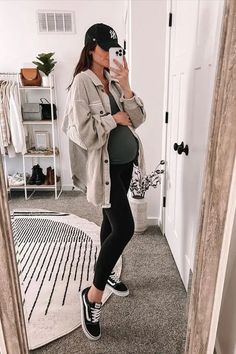 Looks femme enceinte : Astuces et idées pour rester stylée Autumn Winter Maternity Wear, 2023 Fall Fashion Trends Maternity, Fall Maternity Office Outfits, Comfy Pregnant Outfits Winter, Maternity Puffer Vest Outfit, Camping Maternity Outfits, Cool Weather Maternity Outfits, Fall 2nd Trimester Outfits, Fall Outfit Maternity