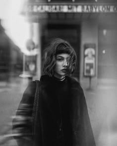 icon girl woman kadın Tumblr fotoğraf sunset güneş aesthetic black and white Urban Photography Portrait, Street Fashion Photoshoot, Street Photography Portrait, Street Photoshoot, City Shoot, Female Photography, Shotting Photo, Street Portrait, Winter Photoshoot